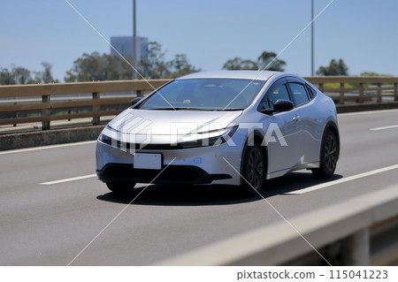 白色國產混合動力車 115041223