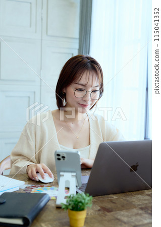 在家用電腦工作的女設計師 115041352
