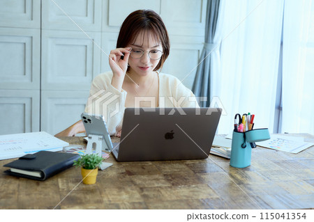 在家用電腦工作的女設計師 115041354