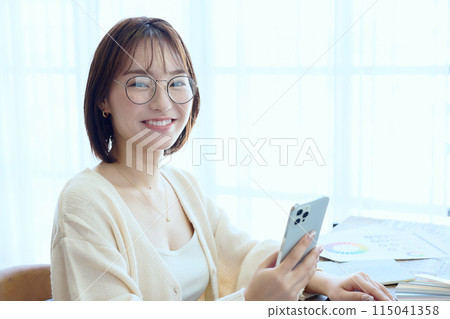 在家用電腦工作的女設計師 115041358