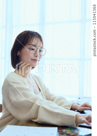 在家用電腦工作的女設計師 115041368