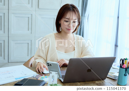 在家用電腦工作的女設計師 115041370