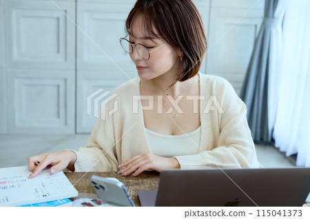 在家用電腦工作的女設計師 115041373