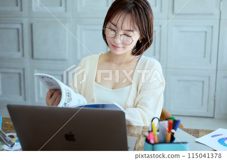 在家用電腦工作的女設計師 115041378