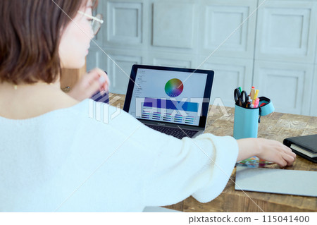 在家用電腦工作的女設計師 115041400