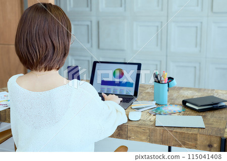 在家用電腦工作的女設計師 115041408