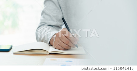 拿著筆的男人的手 拿著筆的男人的手 115041413