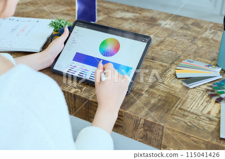 在家使用平板電腦工作的女設計師 115041426