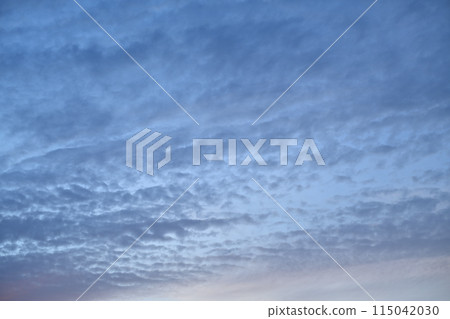 黃昏的風景，轉瞬即逝的晴空和雨季前的雲彩 115042030