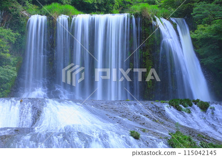Summer Ryumon Falls (Konoe Town, Oita Prefecture) 115042145