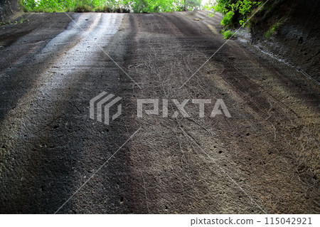 The remains of a stone quarry in Takabatake Town, Yamagata Prefecture (Tsumewari Rock Garden Park, Takabatake Town) 115042921