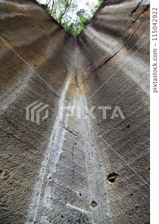The remains of a stone quarry in Takabatake Town, Yamagata Prefecture (Tsumewari Rock Garden Park, Takabatake Town) 115042922