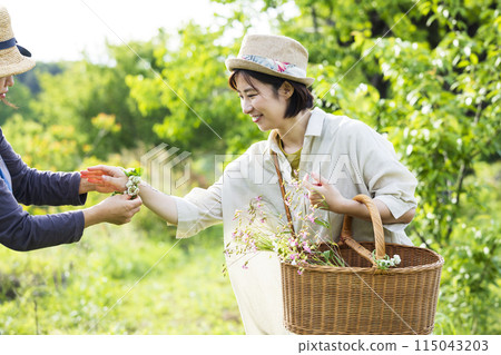 一個享受大自然的女人 一個享受大自然的女人 115043203