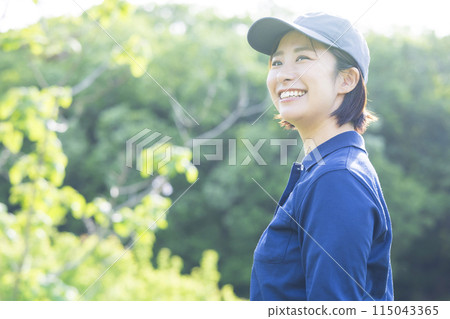 Woman working in the forest 115043365