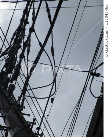當您想要黃昏時使用的電線和電線桿 當您想要黃昏時使用的電線和電線桿 115043460