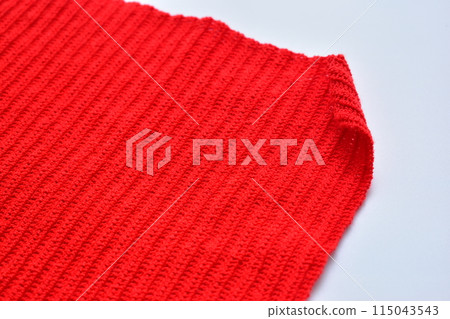 red wool knitted yarn texture, woolen fabric on white background 115043543