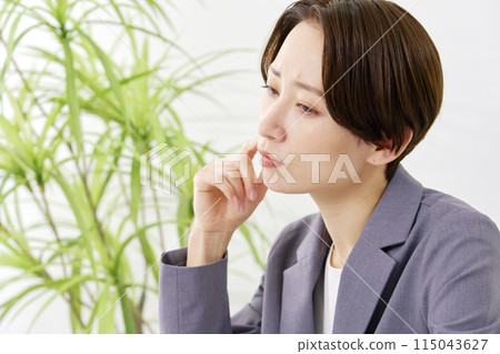 認為在辦公室的女商人 115043627