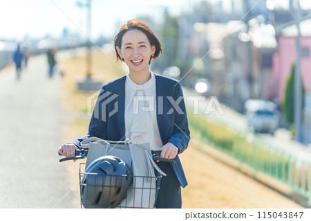 Businessman of bicycle commuting Businessman of bicycle commuting 115043847