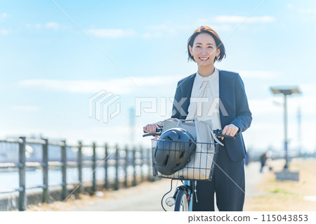 Businessman of bicycle commuting 115043853
