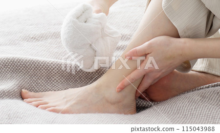 一名婦女冷卻扭傷的腿 一名婦女冷卻扭傷的腿 115043988