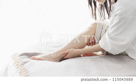 一個女人按摩她腫脹的腳 115043989