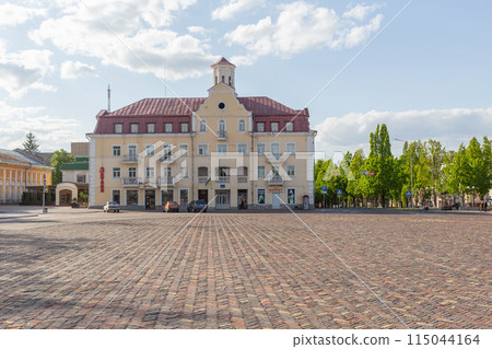 [Ukraine] Cobblestone square and historical buildings in Chernihiv 115044164