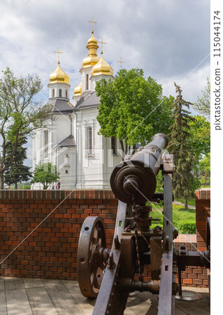 [烏克蘭] 切爾尼戈夫堡壘公園裡透過砲台看到的聖凱瑟琳大教堂 115044174