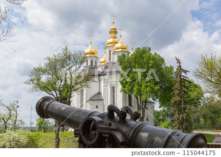 [烏克蘭] 切爾尼戈夫堡壘公園裡透過砲台看到的聖凱瑟琳大教堂 115044175