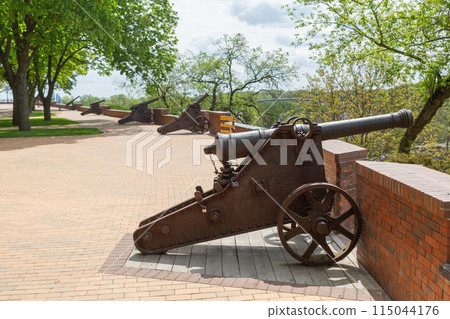 [烏克蘭]切爾尼戈夫市堡壘公園磚牆上陳列著生鏽的砲台 115044176