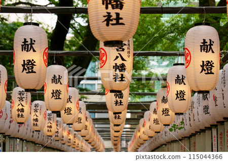 Lanterns lined up in the shrine grounds 1 115044366