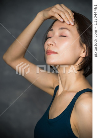 Forehead massage for women in their 40s, image of anti-aging massage 115044461