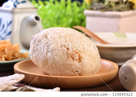 Taiwanese rice ball (fan tuan) 115045322