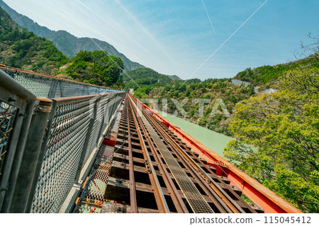 靜岡縣川根本町奧大井站站的春天景色 靜岡縣川根本町奧大井站站的春天景色 115045412