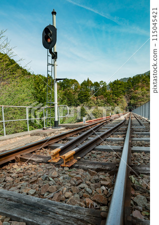 Spring scenery of Okuoikojo Station in Kawane-cho, Shizuoka Prefecture 115045421