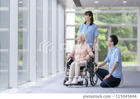 Senior women and nursing staff 115045694