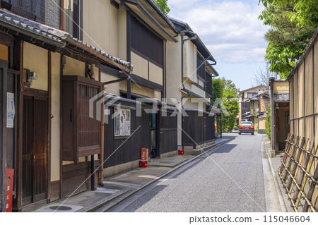 Kyoto: Ogawa-dori Street, where the historic streetscape remains strong (Honpoji-mae-cho, Kamigyo-ku, Kyoto City) 115046604
