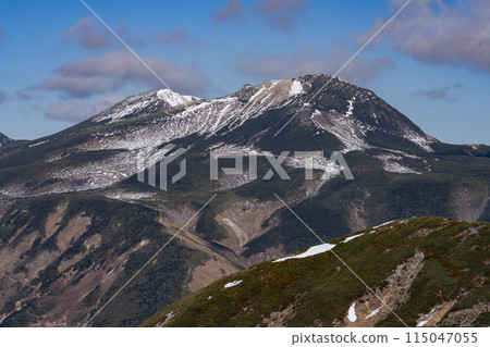 Snow-capped Mt. Hakusan (view from Mt. Betsuyama) 115047055