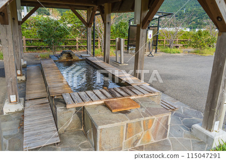 Scenery of a foot bath in front of Narao Port in Shinkamigoto Town, Nagasaki Prefecture Scenery of a foot bath in front of Narao Port in Shinkamigoto Town, Nagasaki Prefecture 115047291