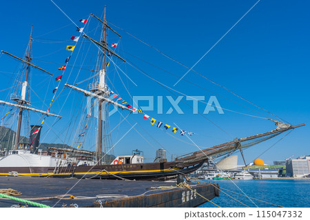 A view of the port of Nagasaki with various ships coming and going 115047332