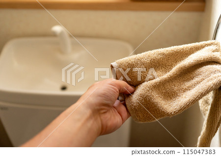 用馬桶水箱中的水洗手，並用毛巾擦乾雙手。 115047383