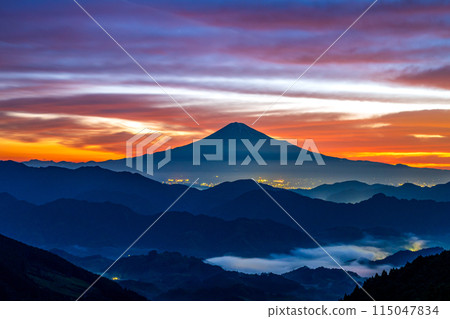 The morning sky seen from Shimizu Yoshiwara, Mt. Fuji and the town lights of Fujinomiya 115047834