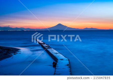 Breakwater and distant view of Mt. Fuji from Omaezaki Coast at dawn 115047835