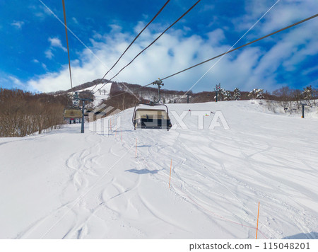 晴天時從滑雪纜車上看到的滑雪場景觀（長野縣斑尾高原） 115048201
