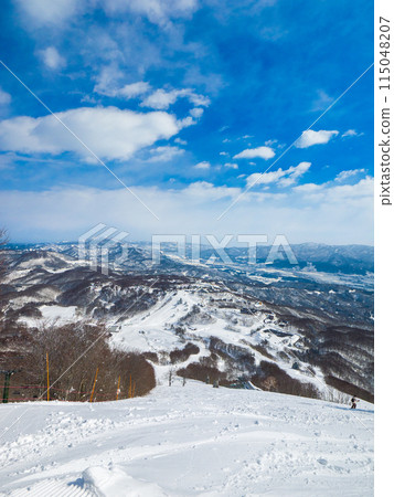 The view from the steep slope at the top of a ski resort (Madarao Highlands, Nagano Prefecture) 115048207
