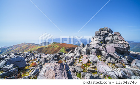 Panoramic view of the summit of Mt. Nasu (Mt. Chausu) in autumn [Nasushiobara City, Tochigi Prefecture] 115048740