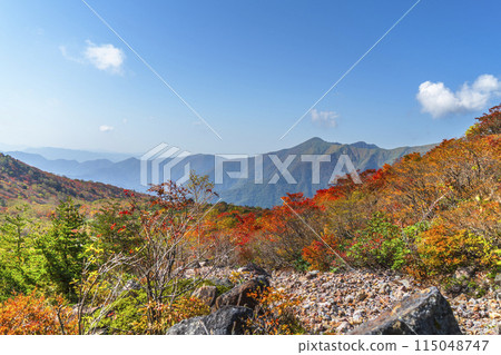 秋天的那須山（茶臼岳） 沿著紅葉繽紛的山路散步【栃木縣那須鹽原市】 115048747