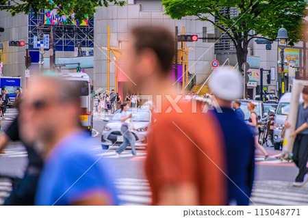 日本東京城市景觀復甦入境旅遊...澀谷十字路口擠滿外國遊客= 30日 115048771