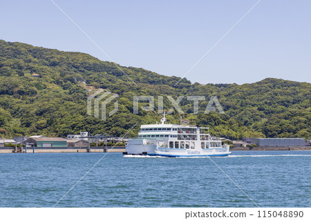 The ferry Kuchinotsu runs through Kuchinotsu Port [Minamishimabara City, Nagasaki Prefecture] 115048890