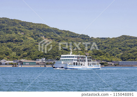 The ferry Kuchinotsu runs through Kuchinotsu Port [Minamishimabara City, Nagasaki Prefecture] 115048891