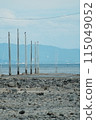 伸入海中的電線桿 115049052
